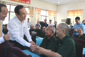 Bí thư TP.HCM Nguyễn Văn Nên thăm thương, bệnh binh tại trung tâm điều dưỡng Long Đất