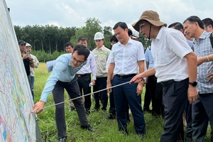 Lãnh đạo TP.HCM kiểm tra thực địa cao tốc đô thị Hồ Tràm - sân bay Long Thành