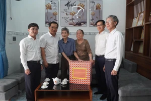 Chủ tịch UBND TP.HCM Nguyễn Văn Được thăm cựu tù chính trị Côn Đảo