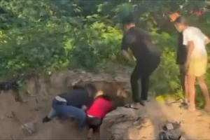 Dùng tay đào cứu cháu bé 11 tuổi bị vùi trong hố cát ở Côn Đảo