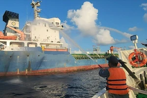 Dập tắt đám cháy tàu ngoài khơi TP.HCM, dự kiến đưa 20 thuyền viên về bờ sáng 9-8