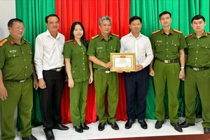 Công an 2 xã của TP.HCM và Đồng Nai phối hợp bắt nghi can tàng trữ ma túy