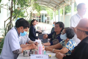 Khám sức khỏe, cấp phát thuốc cho hơn 500 người dân xã Long Sơn