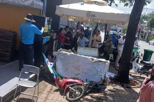 Lời kể của chủ tủ vé số bị cuộn thép rơi đè vỡ tủ và hỏng xe máy