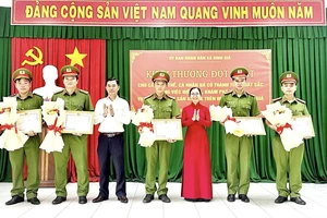 Phá án nhanh vụ trộm 20 điện thoại, công an được khen thưởng