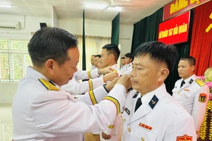 Lữ đoàn 167, Vùng 2 Hải quân công bố và trao nhiều quyết định thăng quân hàm