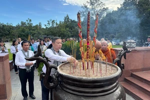 Đoàn lãnh đạo TP.HCM dâng hương tưởng nhớ anh hùng liệt sĩ tại Côn Đảo 
