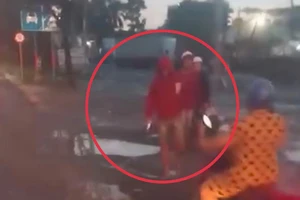 Nam thanh niên chặn đầu, đập gãy gương xe tải ở TP.HCM