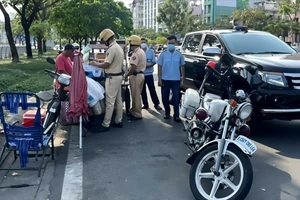 CSGT TP.HCM tăng cường kiểm tra trật tự đô thị, giữ vỉa hè thông thoáng