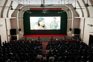 Người dân và du khách xúc động khi xem phim 'Mưa đỏ' trên vùng đất linh thiêng Côn Đảo