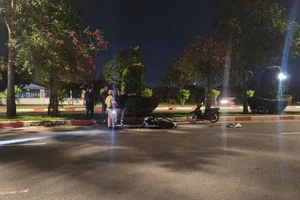 Người đàn ông bị tai nạn khi chạy xe máy ngược chiều trong làn ô tô 