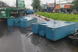 4 khối kim loại trên xe container 'bay' xuống đường, 1 người bị thương