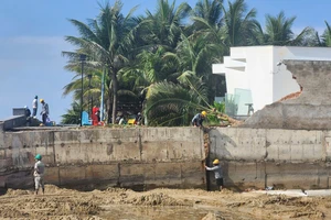 1 đoạn kè biển, tường rào dự án du lịch nghỉ dưỡng lớn tại Vũng Tàu bị ‘xé toạc’