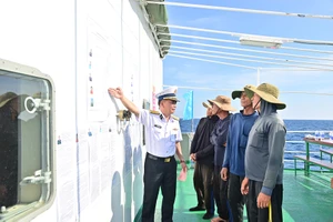 Vượt sóng hàng ngàn hải lý, hoàn thành bầu cử sớm trên biển