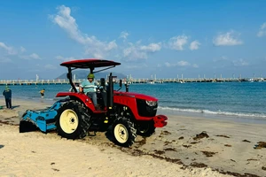 Côn Đảo lần đầu đưa máy sàng cát chuyên dụng vào vệ sinh bãi biển