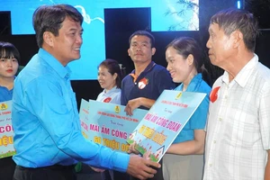 Khai mạc Tháng Công nhân: Tặng 12 'mái ấm công đoàn' cho người lao động
