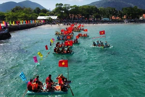 Tái hiện lịch sử 'kết bè vượt ngục' qua hội thi đua bè trên biển Côn Đảo
