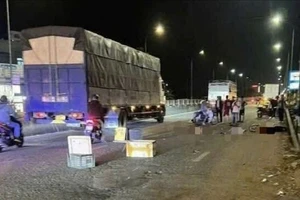 Quảng Ngãi: 3 cha con đi xe máy thương vong sau vụ va chạm giao thông với xe tải 
