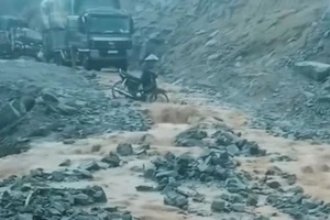 Mưa lớn gây sạt lở nghiêm trọng trên tuyến đường nối hai xã của tỉnh Đắk Lắk