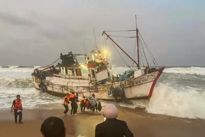 Tàu cá cùng 3 thuyền viên Đài Loan - Trung Quốc, trôi dạt vào bờ biển Phú Yên