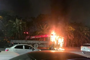 Hà Nội: Xe tải bốc cháy trên Đại lộ Thăng Long