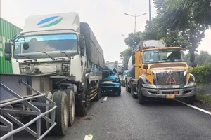 Xe tải thắng gấp gây tai nạn liên hoàn ở TP Thủ Đức, 1 tài xế mắc kẹt trong cabin