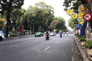 Thi công khán đài chào mừng ngày lễ 30-4, TP.HCM cấm nhiều tuyến đường