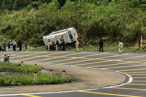Xe khách lật trên đèo Khánh Lê, 6 người bị thương