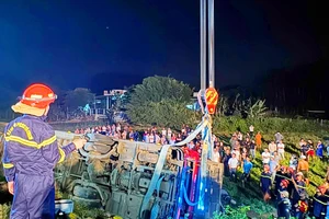 Bình Định: Lật xe khách khiến 1 người tử vong, 6 người bị thương