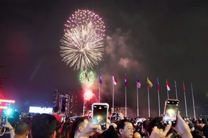 Ấn tượng màn trình diễn pháo hoa chào mừng đại lễ 30-4 tại TP.HCM