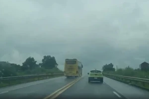 Video ghi cảnh tài xế chạy xe khách ngược chiều trên cao tốc Nội Bài – Lào Cai 