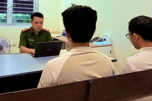 Nam sinh 18 tuổi bị 'bắt cóc online' tự giam mình trong khách sạn