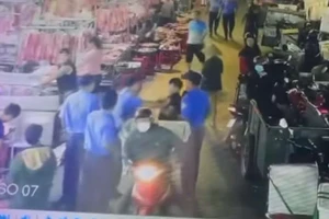 Công an làm việc với nhóm bảo vệ Chợ đầu mối Hóc Môn đánh người gãy mũi