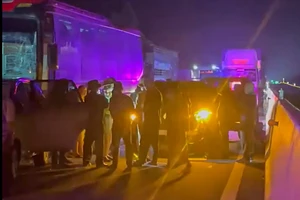 Tai nạn liên hoàn 4 ô tô trên cao tốc Nha Trang - Cam Lâm, kẹt xe kéo dài