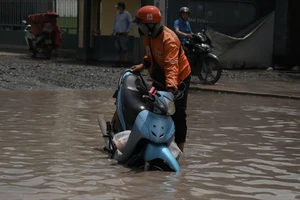Đường Bến Nghé chi chít 'ổ voi, ổ gà', xe tải sụp bánh
