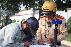 CSGT Rạch Chiếc xử phạt hàng loạt xe máy đi vào đường cấm trên cầu vượt 550