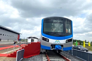 Ngưng dạy lái tàu, metro số 1 lo chậm tiến độ
