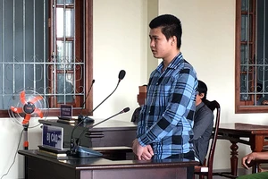 Con dao bấm cắt ước mơ của mẹ và con