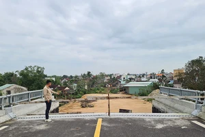 Cầu xây xong phơi mình chờ đường dẫn