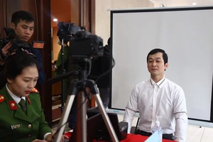 Một công dân TP Hà Nội đang chụp hình thẻ tại trụ sở công an TP Hà Nội để làm thủ tục cấp CCCD. Ảnh: UYÊN TRANG