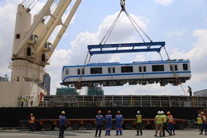 Hôm nay, di chuyển 2 đoàn tàu metro 1 về depot Long Bình