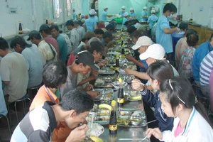 Từ vụ ồn ào của Hoài Linh, nên làm từ thiện như thế nào?