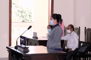 Bắt giam tại tòa bị cáo lừa bán đất