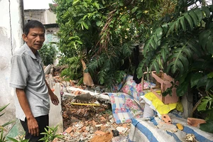 Lấn rạch xây nhà, làm ô nhiễm cả khu dân cư