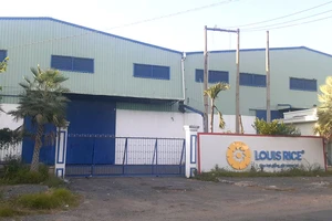 Doanh nghiệp điêu đứng vì nhà máy gạo bị ngăn chặn