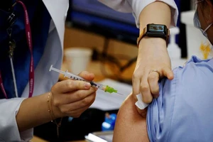 Mỹ tăng tốc cuộc đua ngoại giao vaccine với Trung Quốc, Nga