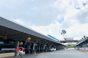 Ngưng bay đến TP.HCM, nhiều sân bay 'đóng băng'