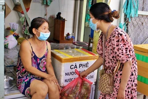 Mùa dịch: Một ngày chạy cả trăm cây số để phát quà