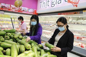 Tháo rào cản lưu thông để dân TP.HCM có cá, rau...