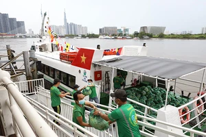 Tàu cao tốc đưa thực phẩm thiết yếu về TP.HCM